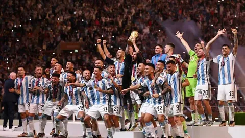 克罗斯出席勇士对独行侠比赛及伊戈达拉球衣退役盛典，赛后与库里同框合影